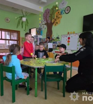 Ювенальна поліцейська навчала дошкільнят Ужгорода правилам дорожнього руху
