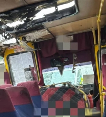 Окупанти скинули вибухівку на маршрутку в Херсоні: є загиблі та поранені