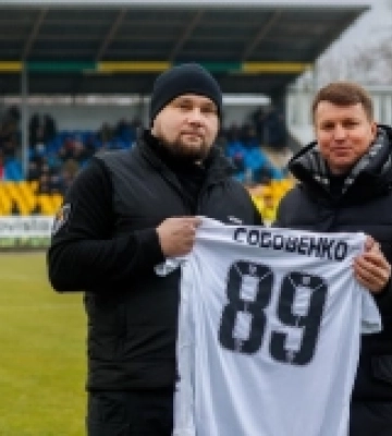 На Кіровоградщині на футбольному матчі символічний удар виконав ветеран війни. ФОТО