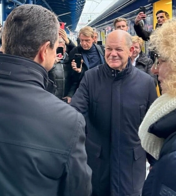 &quot;Раскрыта тайна чемоданчика&quot;. Шольц рассказал, что привез в Киев в чемодане, который не выпускал из рук