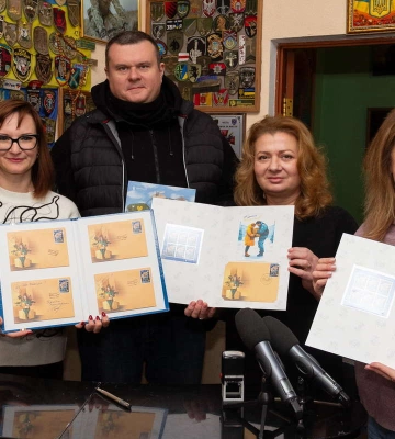 «Країна волонтерів»: у Запоріжжі урочисто погасили нову поштову марку