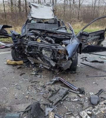 На Рівненщині у ДТП загинув пасажир одного з автомобілів-учасників, водії та ще один пасажир у лікарні. ФОТО