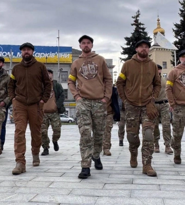 Британський кінотворець Стівен Найт подарував "Гострим картузам" автентичні кашкети