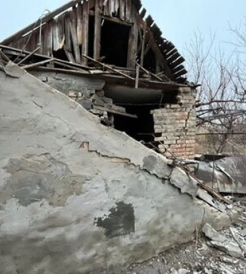 Росіяни дронами-камікадзе та з артилерії атакували Нікопольщину: поранено чоловіка, пошкоджено будинки і авто. ФОТОрепортаж