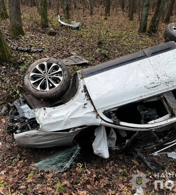 Нетвереза ДТП на Волині: автомобіль у кюветі, жінка та двоє дітей у лікарні. ФОТО