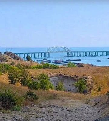 Оккупанты усиливают защиту Керченского моста: устанавливают новые башни с системами ПВО. ФОТО