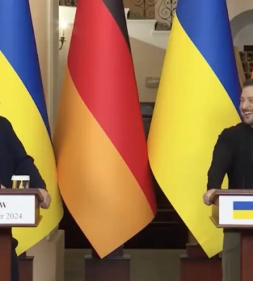 Шольц розповів, що було у його сріблястій валізі, яка стала геройкою мемів