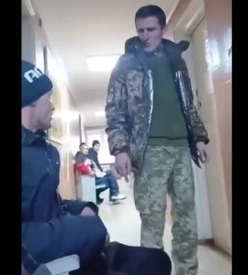 &quot;Сейчас выколю тебе глаз&quot;: &quot;герой&quot;-военком из Полтавского ТЦК решил не церемонится с призывником - видео