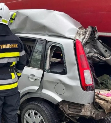 На Хмельниччині легковик заскочив під вантажівку, тіло водія діставали рятувальники
