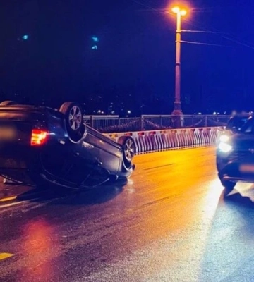 На мосту Патона в Києві аварія із перевертанням, рух ускладнено
