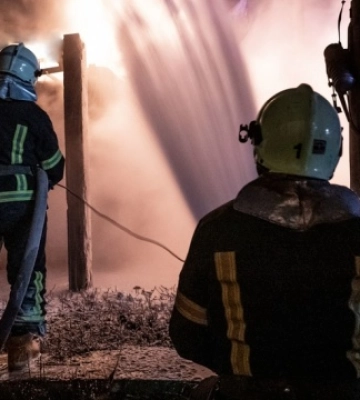 Тернопіль після нічної атаки БПЛА досі без світла, рятувальники показали наслідки