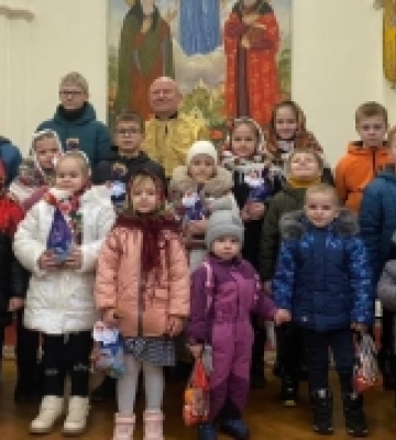 Острогом ходить Святий Миколай: у студентсько-викладацькому храмі діти прославляли чудотворця й отримували подарунки