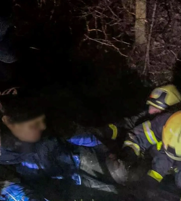 На Львівщині врятували чоловіка, який впав з крутого берега у річку