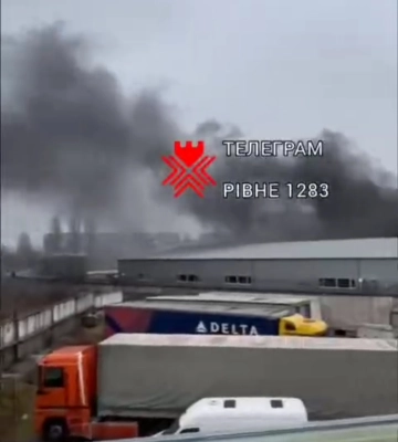 Дим стовпом: у Рівному на "Ювілейному" гасять пожежу (ВІДЕО)