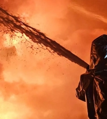 Внаслідок ворожого удару на Рівненщині сталася масштабна пожежа 