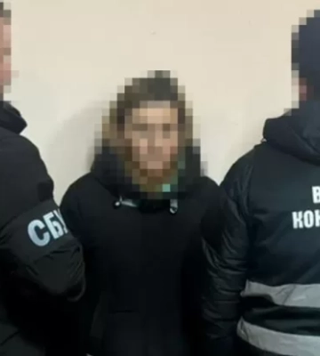 У Чернігові затримали місцеву жительку, яка намагалась допомогти ворогу у коригуванні ударів