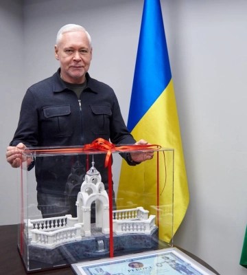Новый рекорд Украины: кондитерка создала пряничную копию Зеркальной струи из Харькова