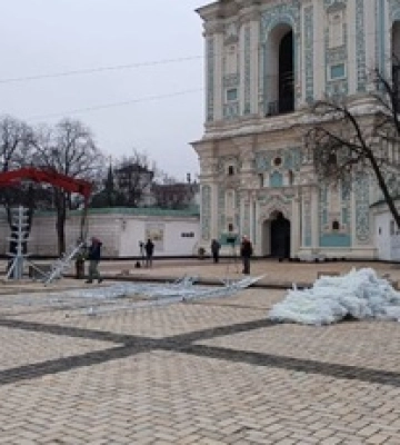 У Києві почали встановлювати головну ялинку країни