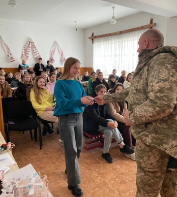 Захисник України вручив бригадну нагороду школяру з Волині, який написав йому лист-оберіг
