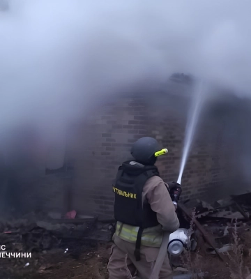У Покровську через обстріл загорівся приватний будинок: рятувальники ліквідували спалах