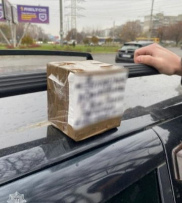 В Одесі патрульні виявили у водія автомобіля коробку з наркотиками