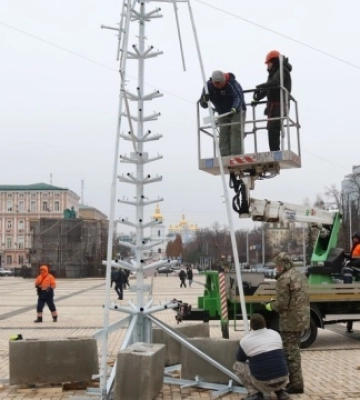 У Києві почали встановлювати головну ялинку країни