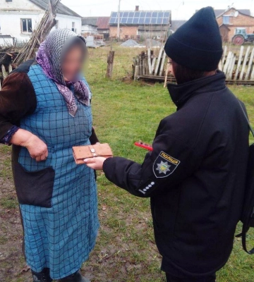 Бабусі на Рівненщині повернули втрачений гаманець з грошима