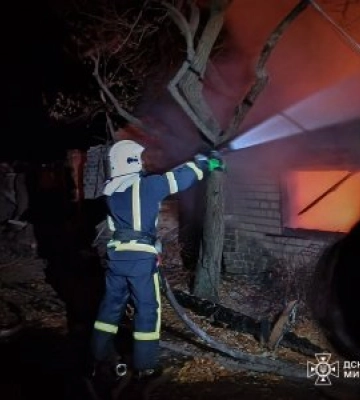 Вночі у Миколаєві на пожежі вогнеборці врятували жінку, але загинув чоловік