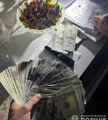 Вимагали хабарі за продовження військовослужбовцю групи інвалідності – на Житомирщині викрили лікаря та секретаря ЛКК