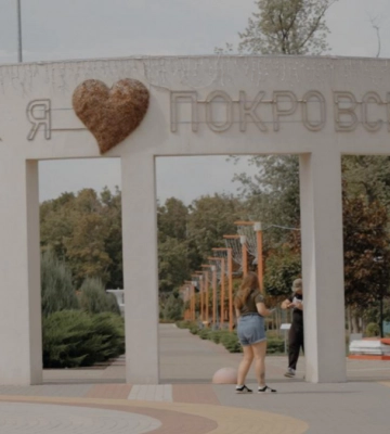 В Покровске из-за обстрела загорелся частный дом: спасатели ликвидировали возгорание