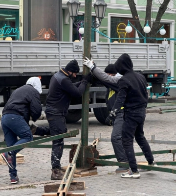 В Одесі встановлюють головну ялинку