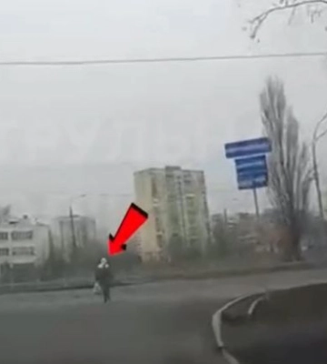 В Киеве наказали женщину, которая перешла дорогу в установленном для этого месте — видео