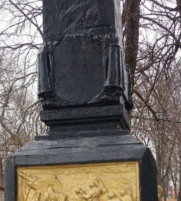 На Одещині з монумента демонтували радянську символіку