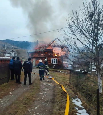 Рахівські рятувальники ліквідували пожежу в дерев’яному будинку