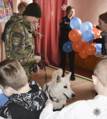 Миколаївські поліціянти та кінологи завітали до дітей з інвалідністю
