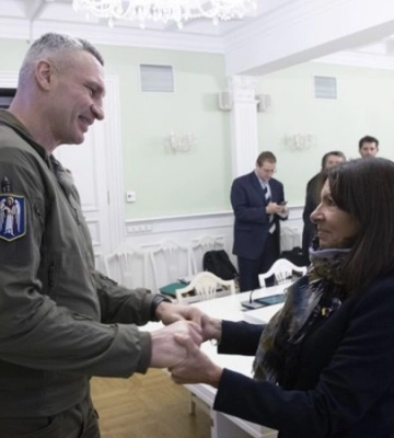 До Києва приїхала пані мер Парижа Ідальго