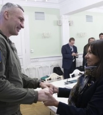 Кличко обсудил с мэром Парижа сотрудничество по восстановлению городов и поселков