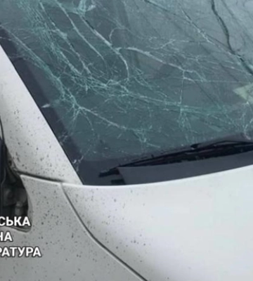 В одному із міст Харківщини російський дрон влучив в авто для ритуальних послуг