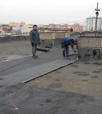 У Сумах комунальники усунули аварійність на дахах будинків по Героїв Крут