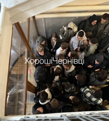 Директорка 12 ліцею у Чернівцях не випускає дітей зі школи під час замінувань