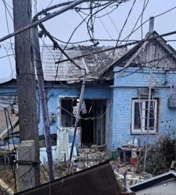 Росіяни обстріляли Нікопольщину: жінка загинула, поранено чоловіка, пошкоджено будинки і парники. ФОТОрепортаж
