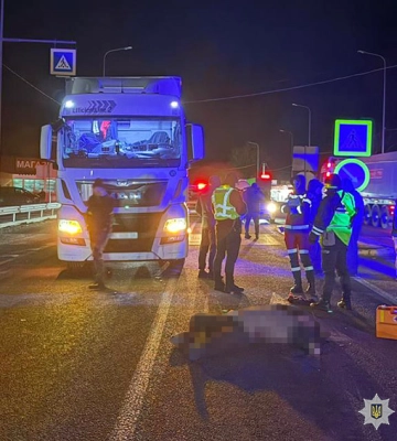 На Хмельниччині старенька жінка на пішохідному переході загинула під колесами фури
