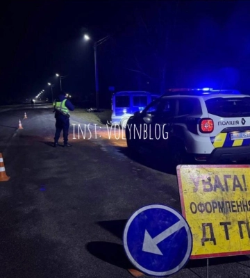 Авто підрізало мотоцикл: на Волині сталася аварія, є постраждалі