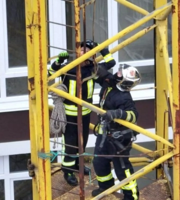 У Житомирі рятувальники спустили з баштового крану тіло літнього чоловіка (ФОТО)