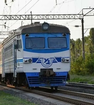 У Києві під потяг електрички кинулась людина, в розкладі руху зміни