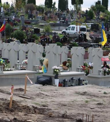 Бронзова фігура замість хреста: суд зняв заборону на індивідуальні пам'ятники в Пантеоні Героїв