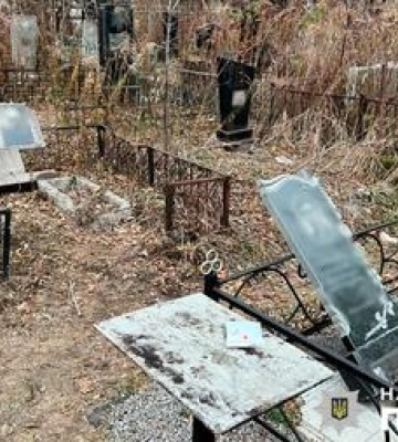На Полтавському цвинтарі вандал пошкодив шість памятників