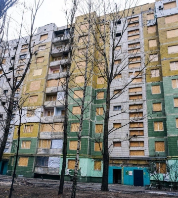 Як виглядає сумський двір через два тижні після удару «Іскандеру»