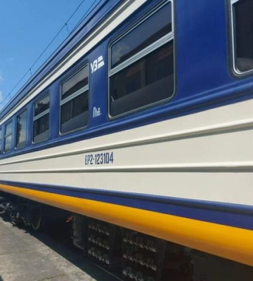 В Киеве под электропоезд бросился человек: в движении Kyiv City Express возникли задержки