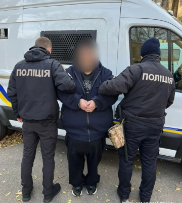 В Одесі чоловік сховав партію психотропів в посилках з одягом, які планував відправити по Україні
